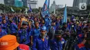 Massa buruh menggelar aksi demo di kawasan Patung Kuda, Jakarta Pusat, Kamis (14/9/2023). (Liputan6.com/Angga Yuniar)