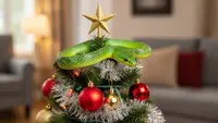 Ular "Terbang" Muncul di Puncak Pohon Natal, Bikin Kaget Penghuni Rumah