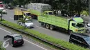 Kendaraan pengangkut melintas di JORR sekitar TB Simatupang, Jakarta, Selasa (6/9). Jelang perayaan Idul Adha 1437 H, Kemenhub melarang pengoperasian kendaraan pengangkut mulai 9 hingga 12 September 2016 mendatang. (Liputan6.com/Helmi Fithriansyah)