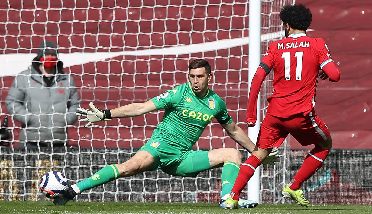 Mohamed Salah membuang peluang emas pada menit ke-13. Dia sudah dalam posisi leluasa mencetak gol. Namun, sepakan pemain asal Mesir itu masih lebar dari gawang Aston Villa. (Foto: AFP/Pool/Martin Rickett)