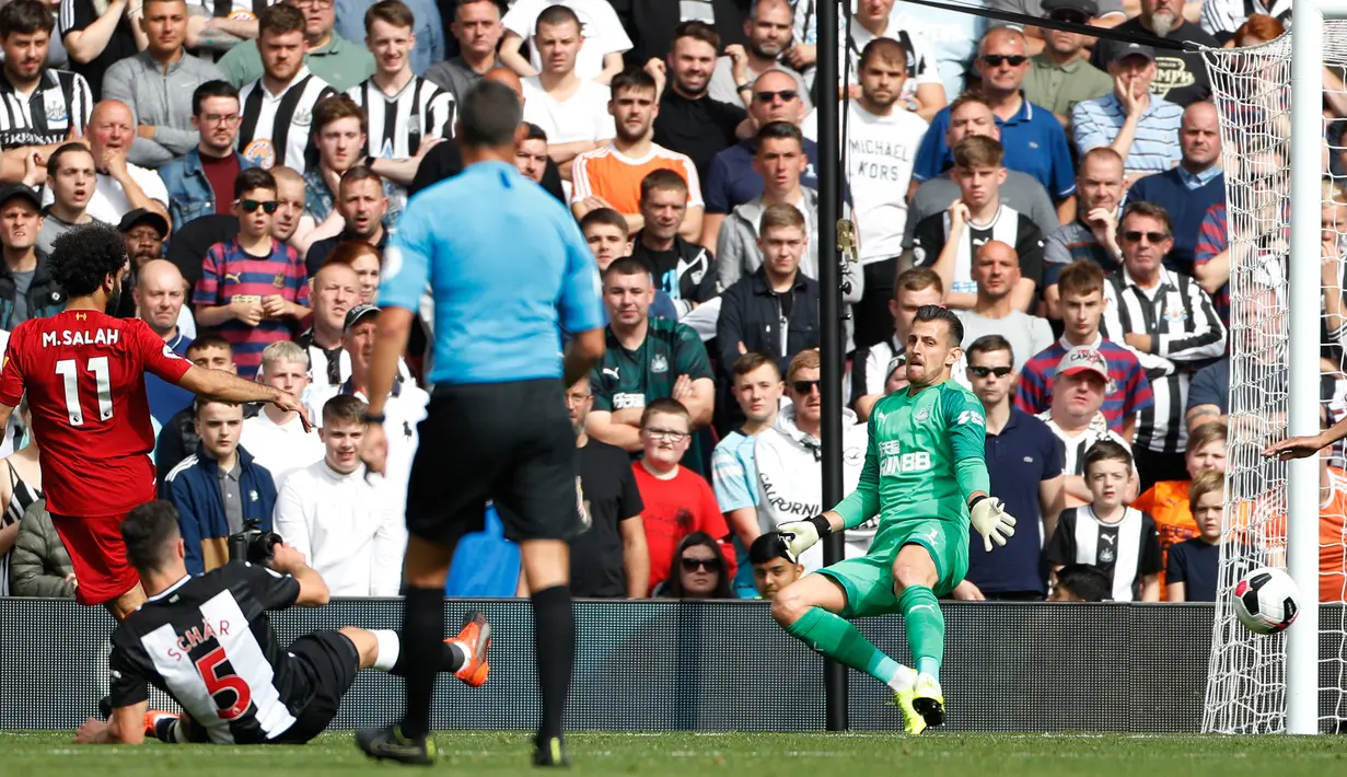 Penyerang Liverpool Mohamed Salah (kiri) mencetak gol ke gawang Newcastle United pada laga Liga Inggris di Anfield, Liverpool, Inggris, Sabtu (14/9/2019). Mohamed Salah dan Sadio Mane membawa Liverpool menghajar Newcastle 3-1. (AP Photo/Rui Vieira)