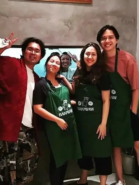 Masyarakat pun banyak yang merasa penasaran dan langsung untuk mencoba bakmi yang dijual Sherina dan Baskara di restoran barunya tersebut. Keduanya juga tampak terjun langsung melayani pengunjung. (Liputan6.com/IG/@baskaramahendra)