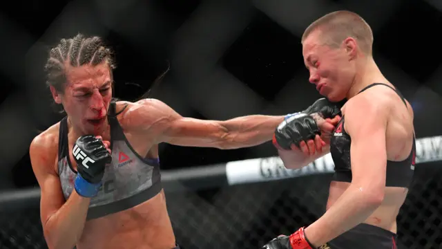 Joanna Jedrzejczyk (kiri) melayangkan pukulan tangan kiri