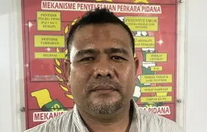 Terdakwa korupsi kredit usaha rakyat pada Bank Rakyat Indonesia yang ditangkap jaksa. (Liputan6.com/M Syukur)