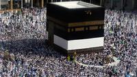 Umat muslim berdoa ketika mereka mengelilingi Kakbah di Masjid al-Haram menjelang puncak pelaksanaan ibadah haji di kota suci Makkah, Arab Saudi pada Senin (5/8/2019). Ibadah haji menjadi pertemuan tahunan umat manusia terbesar di dunia.  (AP Photo/Amr Nabil)