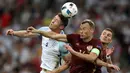 Pemain Inggris, Gary Cahill, duel dengan pemain Rusia, Vasily Berezutskiy, pada laga Grup B Piala Eropa 2016 di Stade Velodrome, Marseille, Minggu (12/6/2016) dini hari WIB. (AFP/Valery Hache)