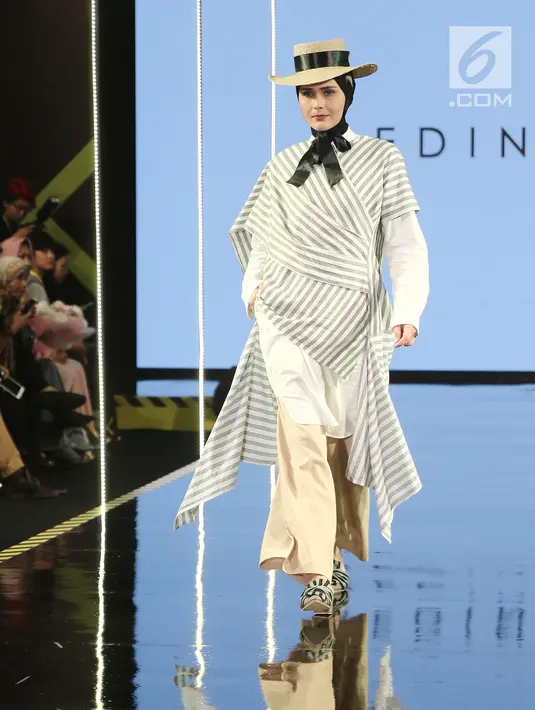 Model membawakan busana rancangan Medina Zein saat Jakarta Modest Fashion Week di Gandaria City, Jakarta, Minggu (29/7). (Liputan6.com/Herman Zakharia)