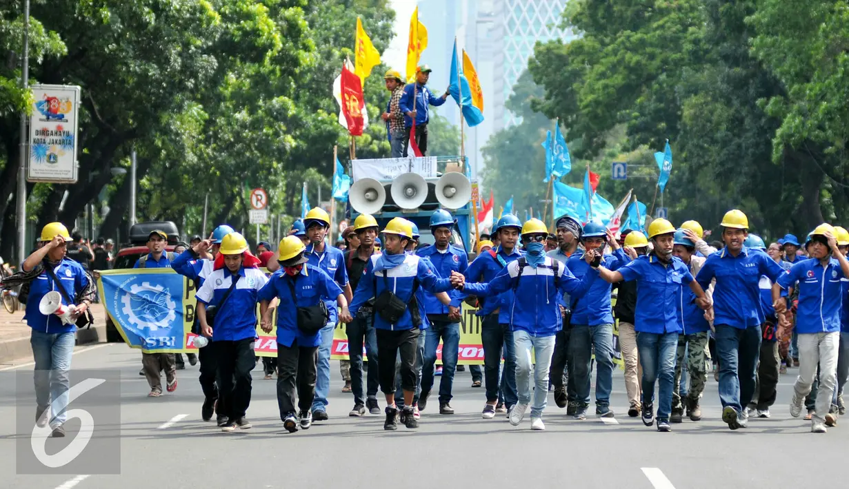 Ribuan buruh kembali melakukan aksi demonstrasi di Jalan Medan Merdeka menolak PP 78 tahun 2015 mengenai pengaturan pengupahan kerja, Jakarta, Kamis (10/12). (Liputan6.com/Yoppy Renato)