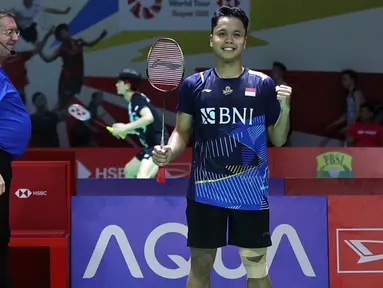 Tunggal putra terbaik Indonesia, Anthony Sinisuka Ginting yang diunggulkan di tempat ketiga mampu lolos dari babak pertama Indonesia Masters 2024 setelah mengalahkan pebulu tangkis Thailand, Kantaphon Wangcharoen dengan dua game langsung 21-13, 21-15 dalam laga yang berlangsung di Istora Senayan, Jakarta, Rabu (24/1/2024). Pada game pertama Anthony Sinisuka Ginting tampil nyaman dengan terus memimpin hingga menyelesaikan laga dengan kemenangan 21-13. Sementara pada game kedua, Kantaphon Wangcharoen tampil lebih agresif di awal laga hingga terus unggul dalam raihan poin. Ginting baru bisa menyamakan skor pada posisi 12-12 dan setelah itu mampu mengambil kendali hingga menutup game kedua dengan 21-15. (Bola.com/M Iqbal Ichsan)