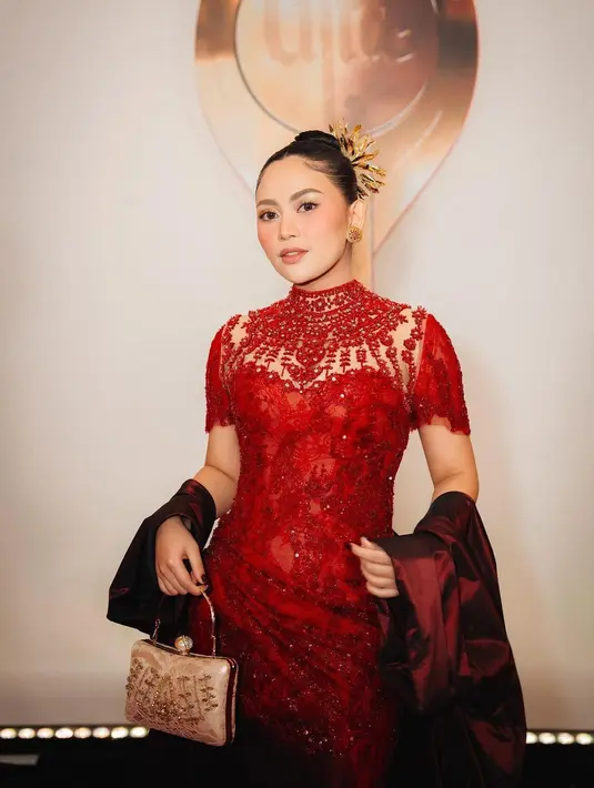 Ia melengkapi penampilannya dengan pulasan makeup flawless oleh MUA @petty_kaligis. [@snap.nuel/@rachelvennya]