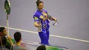 Atlet Wushu Indonesia, Ivana Ardelia terlihat senang usai meraih medali perak pada Kejuaraan Dunia Wushu 2015 di Istora,Senayan, Jakarta, Selasa (17/11/2015). (Bola.com/Nicklas Hanoatubun)
