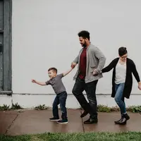 Ilustrasi happy parenting. Credits: pexels.com by Emma Bauso