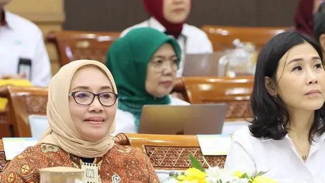 Veronica Tan saat Rapat Perdana Sebagai Wakil Menteri. [@menteripppa]