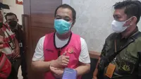 Tersangka pengemplangan pajak di Riau memakai rompi tahanan sebelum ditahan jaksa. (Liputan6.com/M Syukur)