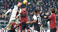 Penyerang Juventus, Cristiano Ronaldo melompat saat berebut bola dengan pemain AC Milan Hernandez Theo pada pekan 12 Liga Italia 2019-2020 di Allianz Stadium, Minggu (10/11/2019).  Juventus semakin kokoh di puncak klasemen Liga Italia usai menundukkan AC Milan 1-0. (Alessandro Di Marco/ ANSA via AP)