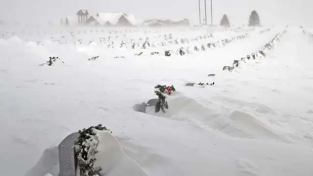 Deretan batu nisan di Pemakaman Veteran Dakota Utara diselimuti salju yang melayang Kamis, 22 Desember 2022, di Mandan, N.D. (Tom Stromme/The Bismarck Tribune via AP)