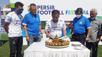 Umuh Muchtar (tengah), memotong tumpeng pada perayaan Hari Ulang Tahun Persib Bandung yang ke-89. (Bola.com/Erwin Snaz)