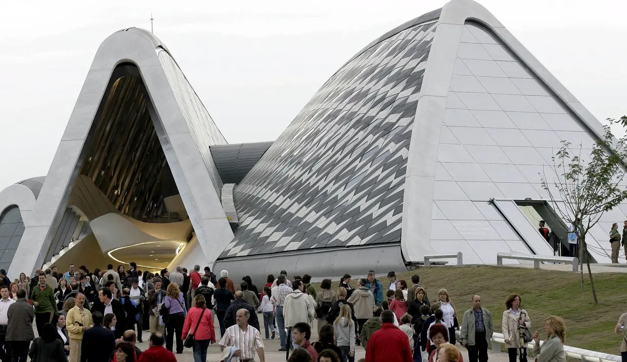 Sejumlah pengunjung berjalan di Bridge Pavilion selama preview Expo Zaragoza 11 Juni 2008. (REUTERS / Luis Correas)