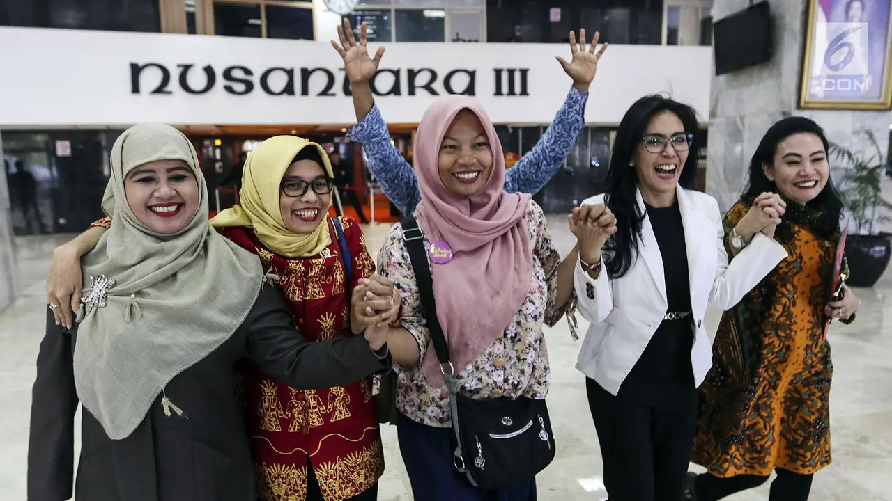 Wajah Semringah Baiq Nuril Usai Putusan Rapat Bamus DPR