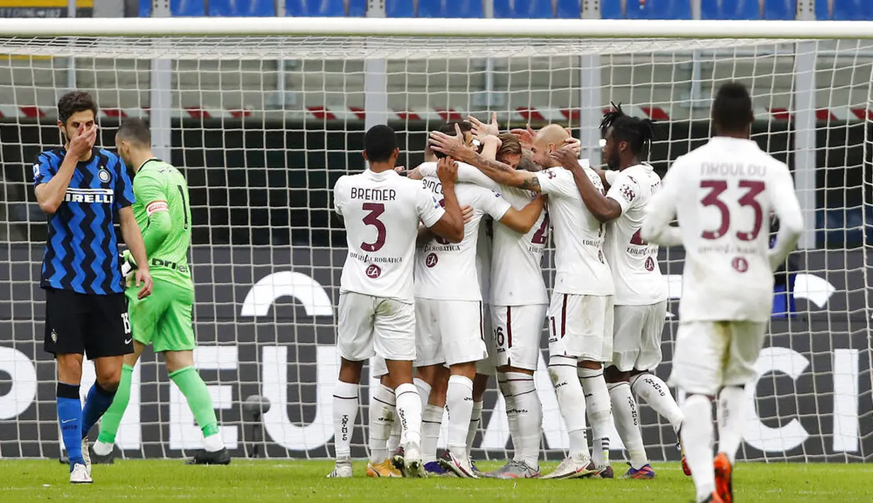 Para pemain Torino merayakan gol yang dicetak oleh Cristian Ansaldi ke gawang Inter Milan pada laga Liga Italia di Stadion Giuseppe Meazza, Minggu (22/11/2020). Inter Milan menang dengan skor 4-2. (AP/Antonio Calanni)