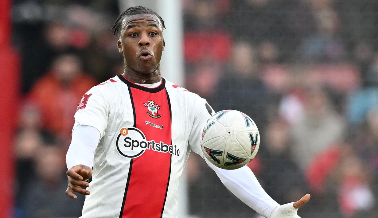 Pemain Southampton, Armel Bella-Kotchap mengontrol bola pada laga putaran keempat Piala FA 2022/2023 melawan Blackpool di St Mary's Stadium, Southampton, Inggris, 28 Januari 2023. Bella-Kothap kini memiliki nilai pasar sebesar 20 juta euro. Pemain yang berposisi sebagai bek tengah itu terikat kontrak dengan The Saints hingga 2026. (AFP/Glyn Kirk)