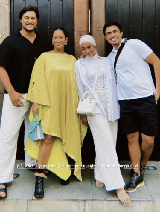 <p>Lalu ada Ayudia yang tampil serba putih dengan inner turtleneck dipadukan kemeja sebagai outer. Serta pants hingga kerudungnya pun berwarna putih.</p>