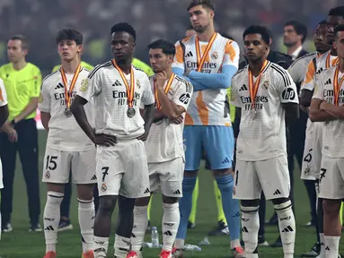 Ekspresi pemain Real Madrid usai laga final Piala Super Spanyol 2025 melawan Barcelona di King Abdullah Sport City, Jeddah pada Senin (13/1/2025) dini hari WIB. (FADEL SENNA/AFP)