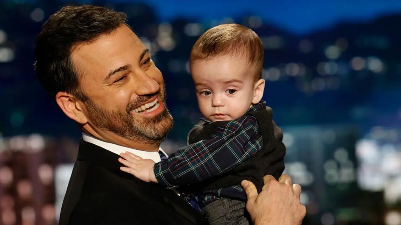 	Jimmy Kimmel menggendong anaknya yang baru berusia 7 bulan (ABC)