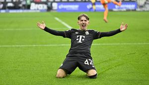 Gelandang Bayern Munich asal Jerman bernomor punggung 42, Lennart Karl, merayakan gol ketiga (0-3) dalam pertandingan sepak bola divisi pertama Bundesliga Jerman antara Borussia Moenchengladbach dan FC Bayern Munich di Moenchengladbach, Jerman barat, pada 25 Oktober 2025. (INA FASSBENDER / AFP)