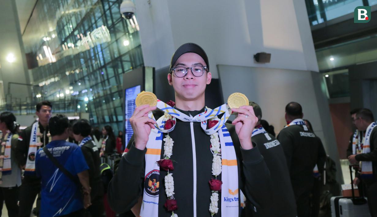 Atlet renang, Jason Donovan Yusuf, berpose setelah acara penyambutan atlet SEA Games 2025 di Bandara Soekarno-Hatta, Tangerang, Selasa (16/12/2025). (Bola.com/M Iqbal Ichsan)