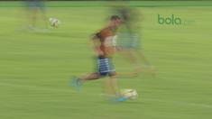 Aksi pemain Tampines Rovers, JFahrudin Mustafic saat berlatih jelang Piala AFC 2018 di Stadion Utama GBK, Senayan, Jakarta (27/2/2018). Tampines Rovers akan melawan Persija di Grup H. (Bola.com/Nick Hanoatubun)