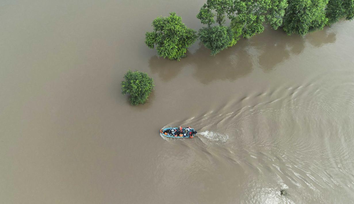 Petugas penyelamat mengevakuasi penduduk desa dari daerah banjir setelah hujan deras dan naiknya permukaan air di sungai Thatta Mahla, Distrik Jhang, Pakistan, Senin 1 September 2025. (AP Photo/Jahan Zeb)