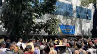 Antrean warga untuk mendaftar menjadi Petugas Penanganan Prasarana dan Sarana Umum (PPSU) tampak membludak pada hari ketiga pendaftaran pada hari Rabu 23 April 2025. (Fauziah).