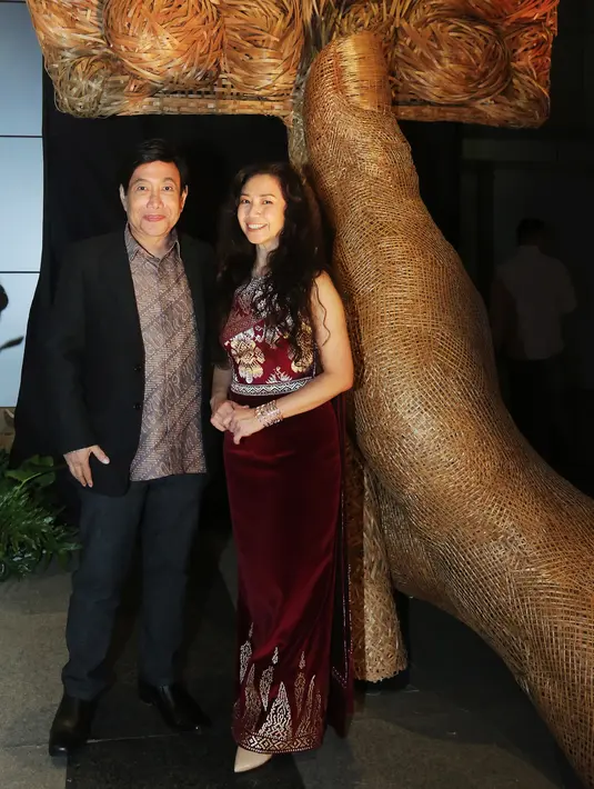 Guruh Soekarno Putra berfoto bersama Silvi Liswanda selaku Wakil Presiden Direktur dari iFORTE. Dengan latar Kayonan yang berbahan dasar bambu hasil karya I Gusti Ngurah Arya Udianata. [Foto: Bambang E Ros/Fimela.com]