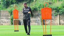 Laga Persija Jakarta melawan Persib Bandung pada pertandingan pekan ke-32 BRI Super League 2025/2026 akan berlangsung di Stadion Segiri, Samarinda, Kalimantan Timur, Minggu (10/5/2026) sore WIB. Tampak dalam foto, pelatih Persija, Mauricio Souza, saat memimpin sesi latihan di Persija Training Ground, Bojongsari, Kota Depok, Jawa Barat, Kamis (7/5/2026). (Bola.com/M Iqbal Ichsan)
