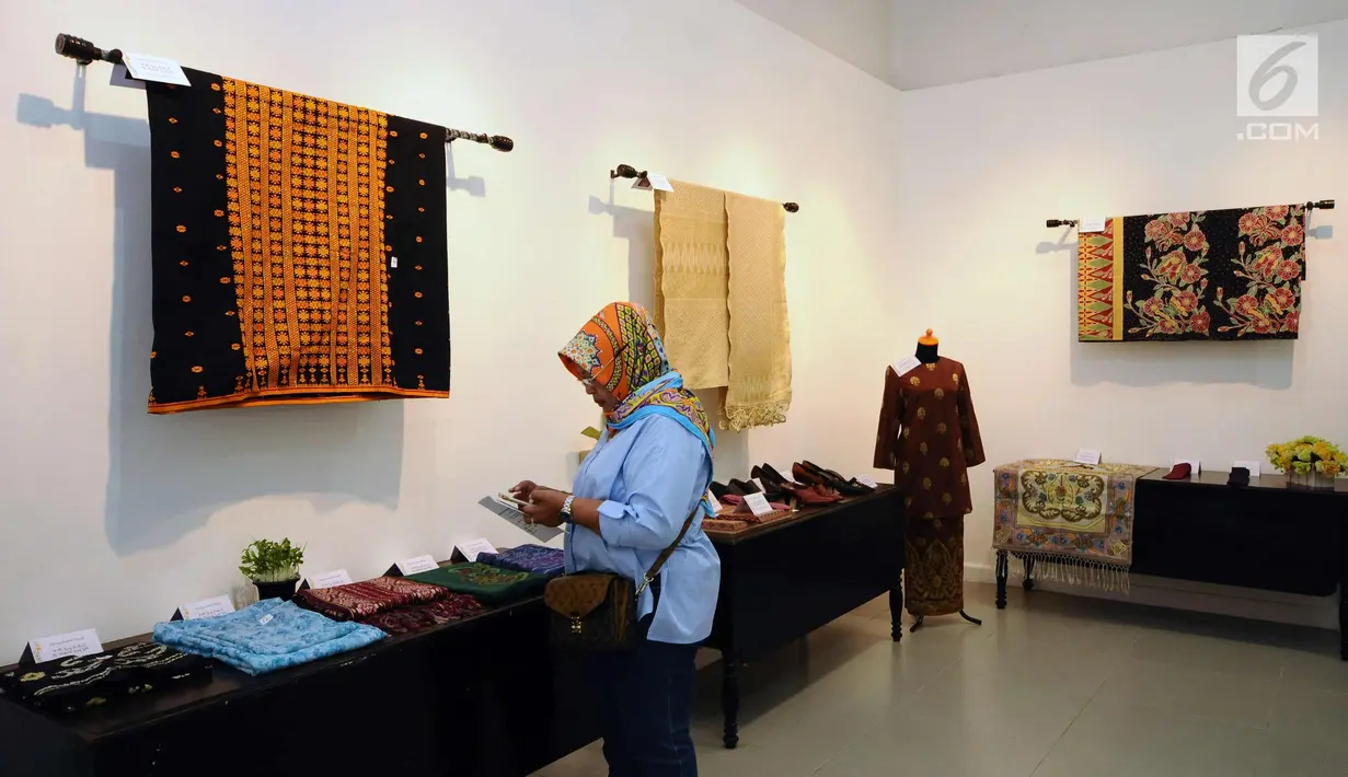 Pengunjung melihat koleksi barang pribadi milik pejabat dipajang saat open house lelang sukarela di Galeri Nasional, Jakarta, Selasa (27/2). Lelang barang pribadi itu merupakan peringatan 110 tahun Lelang Indonesia. (Liputan6.com/Helmi Fithriansyah)