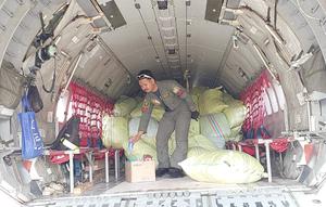 Cabai hasil panen petani di Kabupaten Bener Meriah, Aceh diangkut menggunakan pesawat Airbus CN-295M milik Tentara Nasional Indonesia Angkatan Udara (TNI AU). (Foto: Bapanas)