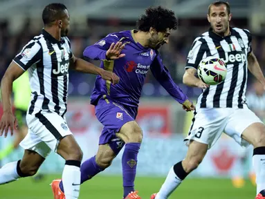Duel panas terjadi di leg kedua semifinal Coppa Italia antara Fiorentina melawan Juventus di stadion Artemio Franchi, Italia, Rabu (8/4/2015). Juventus menang 3-0 atas Fiorentina. (AFP PHOTO/Filippo Monteforte)