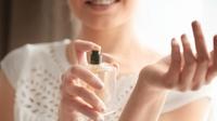 Ilustrasi perempuan menggunakan parfum. (c) belchonock/Depositphotos.com