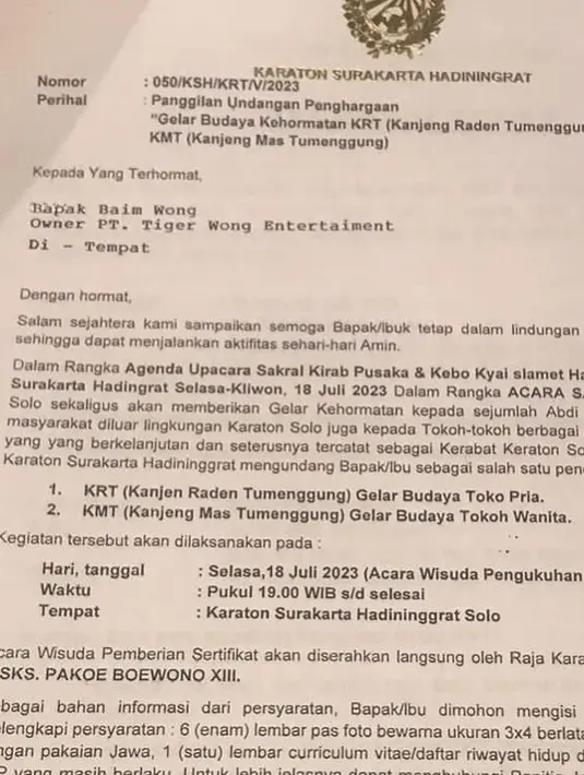 Baim Wong dan Paula Verhoeven diundang Keraton Surakarta Hadiningrat untuk menghadiri upacara sakral kirab pusaka dan kebo kyai pada 18 Juli 2023. [Instagram/baimwong].