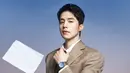 Lee Dong Wook tampil memukau mengenakan jam tangan mewah Tissot PRX Extension dengan konsep foto office look. Misalnya saja ia mengenakan jam Tissot strap stainless dengan dial warna baby blue dipadukan jas coklat senada dengan celana dan dasinya. [dok. Tissot]