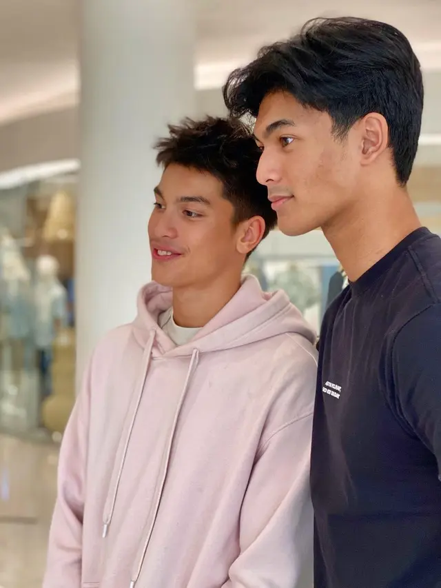 5 Potret Anak Maudy Koesnaedi dan Diah Permatasari Jadi Model Jersey Timnas Indonesia