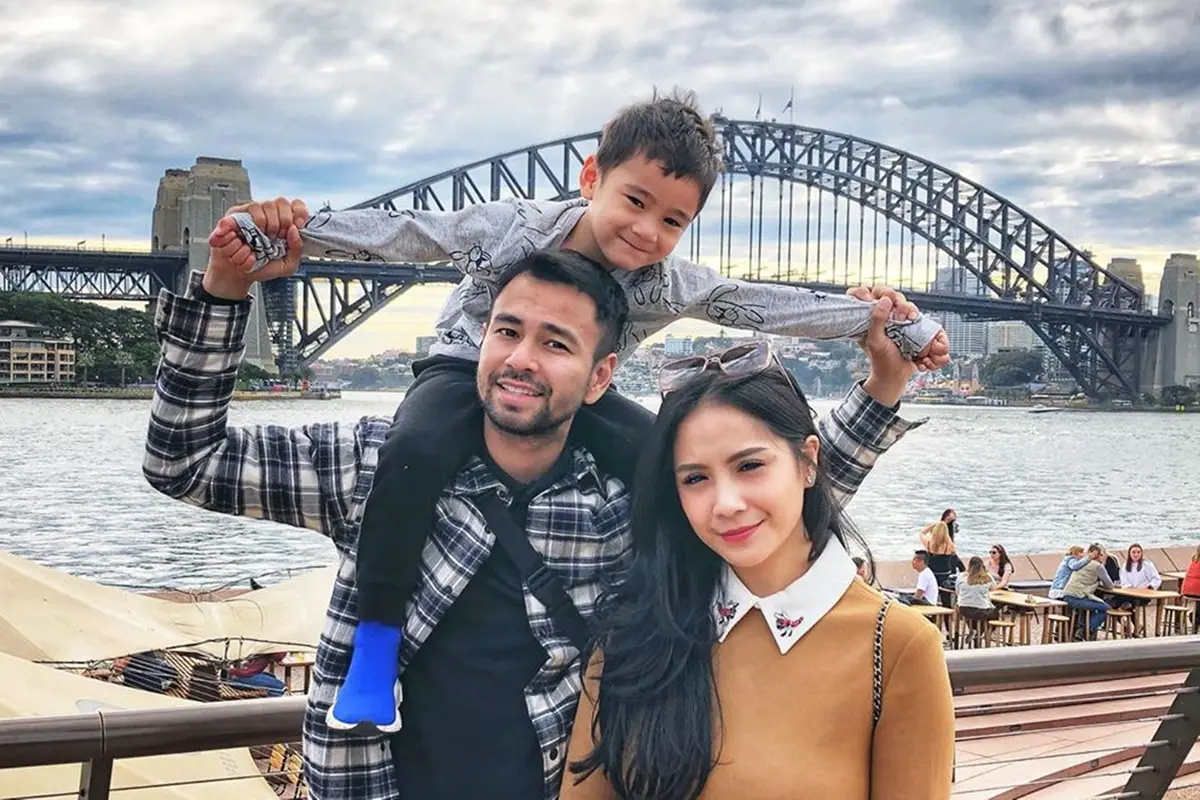 Gaya Liburan Rafathar Bareng Kedua Orang Tuanya