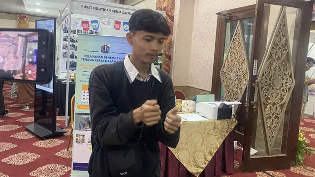 Faisal, pemuda asal Sukabumi yang menyandang disabilitas tuli, mengikuti acara Job Fair Tahap I: Jakarta Selatan Career Fest and Bazaar 2026 (Liputan6.com/Devira Prastiwi)