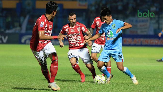 Duel Bali United Vs Persela pada 16 besar Piala Indonesia 2018. (Bola.com/Aditya Wany)