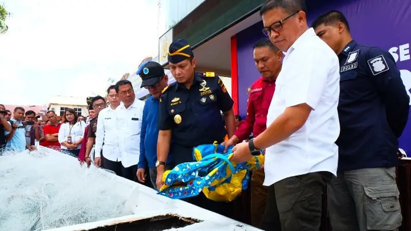 Kapolda Riau Irjen Agung Setya mengecek perahu yang digunakan nelayan penjemput sabu dari perbatasan Indonesia-Malaysia.