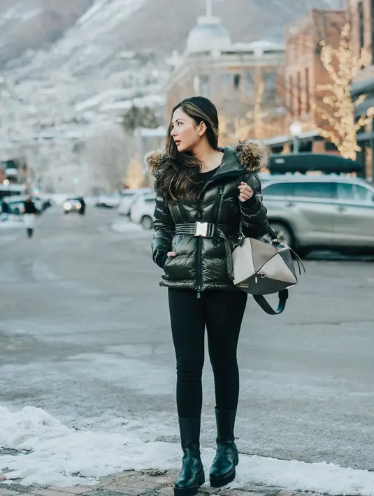 <p>Berpose dengan latar pemandangan apik bersalju, Jessica Mila terlihat kembali mengenakan all black outfit. Ia tampak mengenakan puffer jacket dengan detail belt, menenteng handbag bernuansa hitam, dengan legging, dan boots yang juga berwarna hitam. Foto: Instagram.</p>
