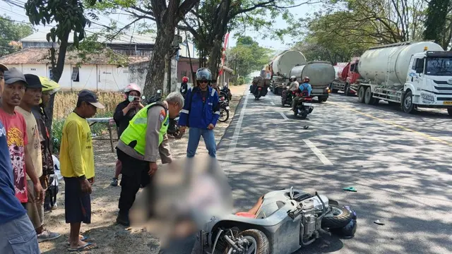 Korban dan petugas saat melakukan olah TKP di lokasi kejadian. (Liputan6.com/Ahmad Adirin)