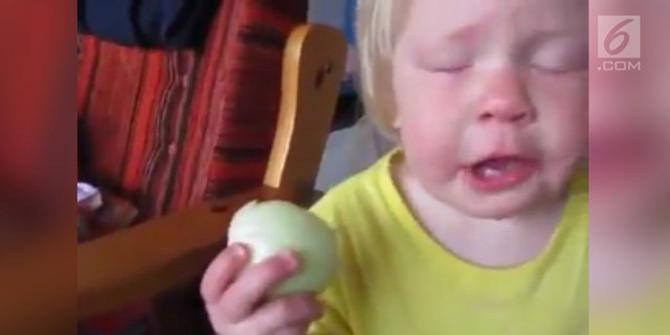 VIDEO: Dikira Apel, Bocah Menangis Makan Bawang Bombay