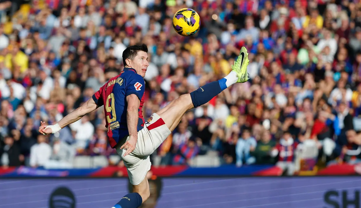 Barcelona harus menelan pil pahit usai kalah di kandang dari Las Palmas dalam lanjutan La Liga 2024/2025. Menjamu Las Palmas di Estadi Olimpic Lluis Companys pada Sabtu, (30/11/2024) malam WIB, Blaugrana menyerah dengan skor 1-2. (AP Photo/Joan Monfort)